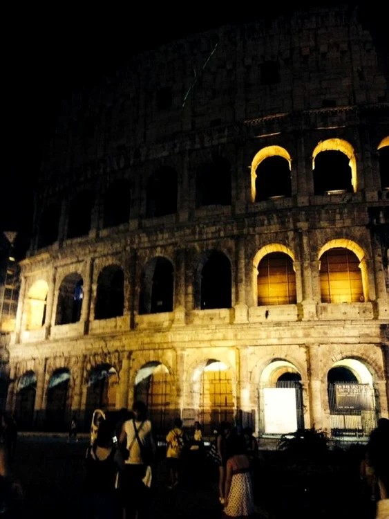 Coloseumul, unul din locurile vizitate de Naomi si iubitul ei, Cristi