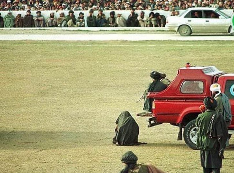 Execuție publică pe stadion, sub privirile a mii de oameni. Doi bărbați, uciși prin împușcare de talibani