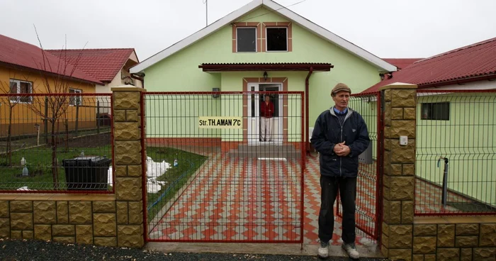 Georghe Petrescu este unul dintre sutele de abonaţi ai Enel care primeşte electricitate cu porţia