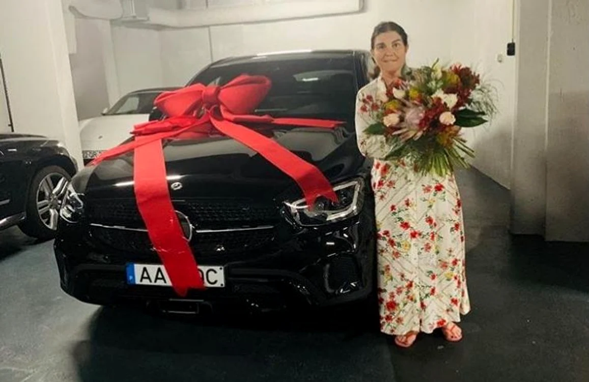 
    Mama lui Ronaldo s-a fotografiat alături de cadoul pe patru roțiFoto: Instagram/DoloresAveiro  
