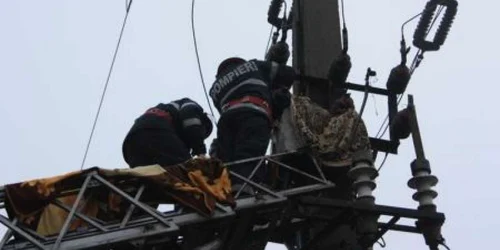 Trupul bărbatului a fost coborât după stâlp cu ajutorul pompierilor