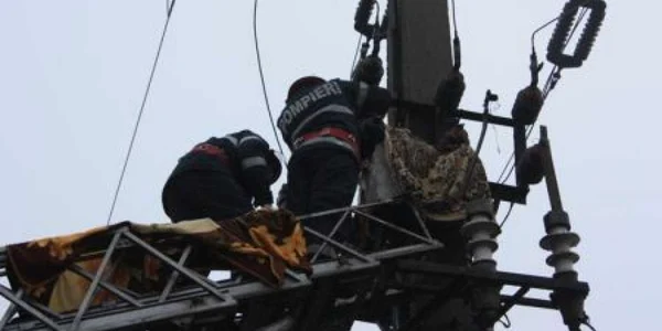 Trupul bărbatului a fost coborât după stâlp cu ajutorul pompierilor