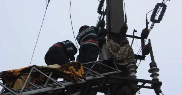 Trupul bărbatului a fost coborât după stâlp cu ajutorul pompierilor