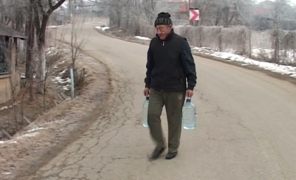 Localnicii din Dăneşti cară apă de la vecinii care au fântâni