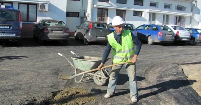 Groapa din asfalt a fost acoperită cu câteva minute înainte de sosirea ministrului