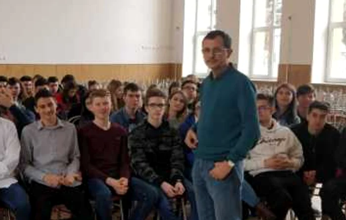 Profesorul Bogdan Pătruț și elevii săi din cercul „Programare cu răbdare” FOTO arhiva personală