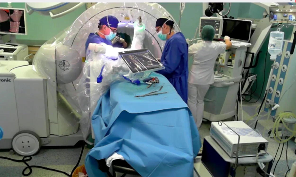 Operaţie efectuată cu ajutorul robotului Mazor X Foto Facebook/ Spitalul Spitalul „Prof. Dr. N. Oblu” Iaşi