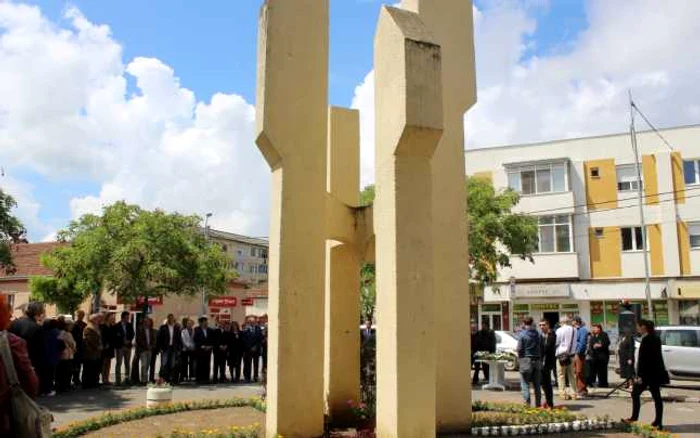 În memoria celor decedaţi s-a ridicat un monument în cartierul 14 Mai - foto: Adrian Caraba