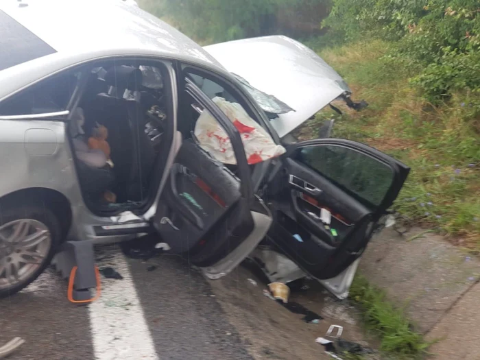 Accident pe DN 7/E 81, Dealul Negru, în Milcoiu - Vâlcea: o maşină s-a lovit de un parapet şi a intrat într-un cap de pod, şoferul din Gorj descarcerat a ajuns în stare gravă la spital; Foto Adevărul