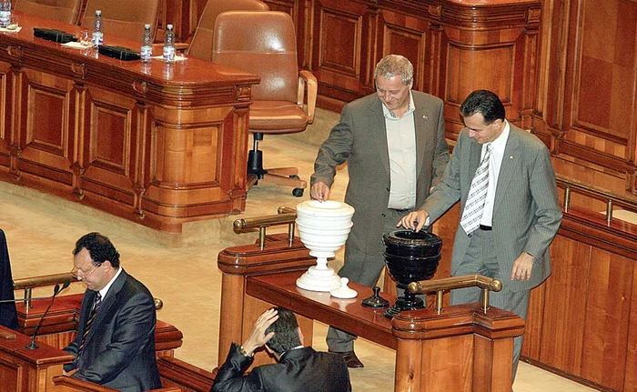 
    Înainte de vot, aleșii primesc bilele de la doi chestori  