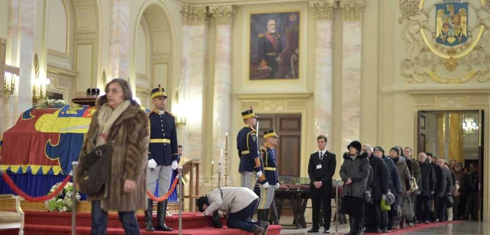 Zeci de mii de oameni stau la coadă la Palatul Regal din Bucureşti pentru a-şi prezenta omagiile Regelui Mihai FOTO Mediafax