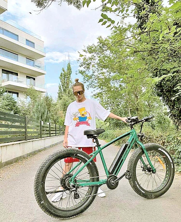 Face ture cu bicicleta în jurul blocului