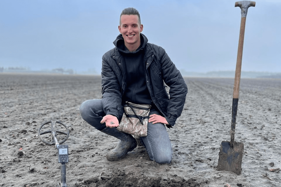 Un istoric olandez a descoperit o comoară medievală cu ajutorul unui detector de metale