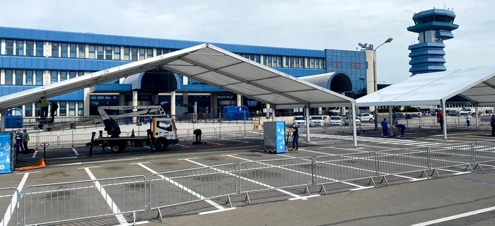Corturile de triaj amplasate în parcarea Aeroportuui Otopeni au început să fie demontateFoto: CNAB