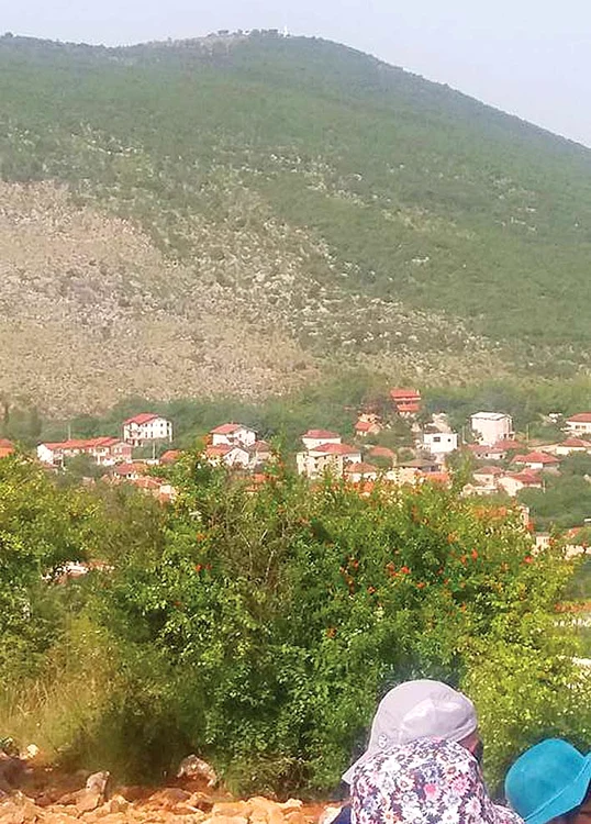 Pelerinii urcă pe “Colina Apariţiei”, parcurgând drumul desculţi