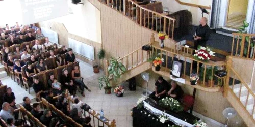 Zeci de oameni l-au condus pe Răzvan pe ultimul drum