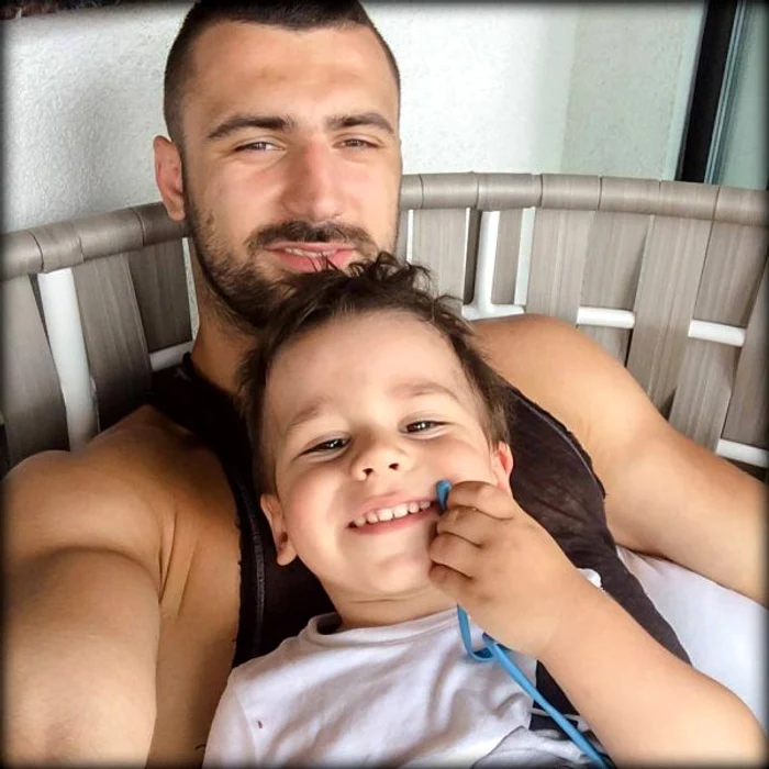 
    Andrei Stoica, alaturi de unul dintre fiii săiFoto: arhivă personală  