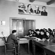 1951 Universitatea Victor Babes, Cluj Ora de materialism dialectic cu prof Pavel Apostol BUN jpeg