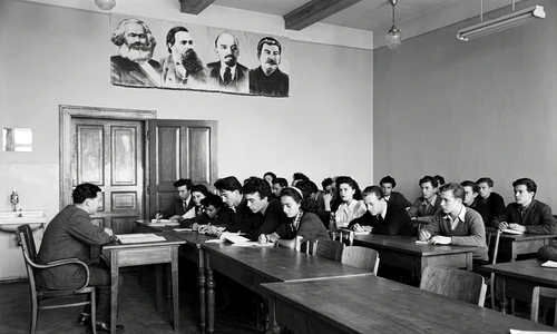 1951 Universitatea Victor Babes, Cluj  Ora de materialism dialectic cu prof  Pavel Apostol BUN jpeg
