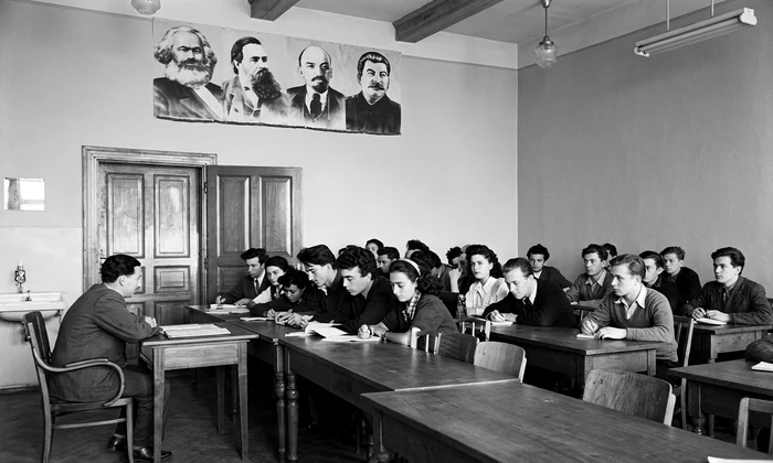 1951 Universitatea Victor Babes, Cluj Ora de materialism dialectic cu prof Pavel Apostol BUN jpeg