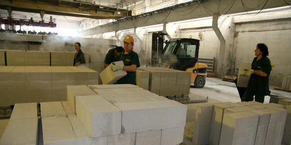 Producătorii de BCA speră ca programul guvernamental să stimuleze consumul de materiale de construcţii