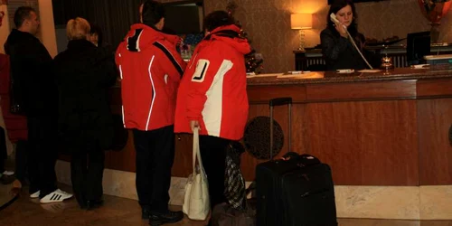 După câteva ore petrecute pe drum, turiştii au aglomerat recepţiile