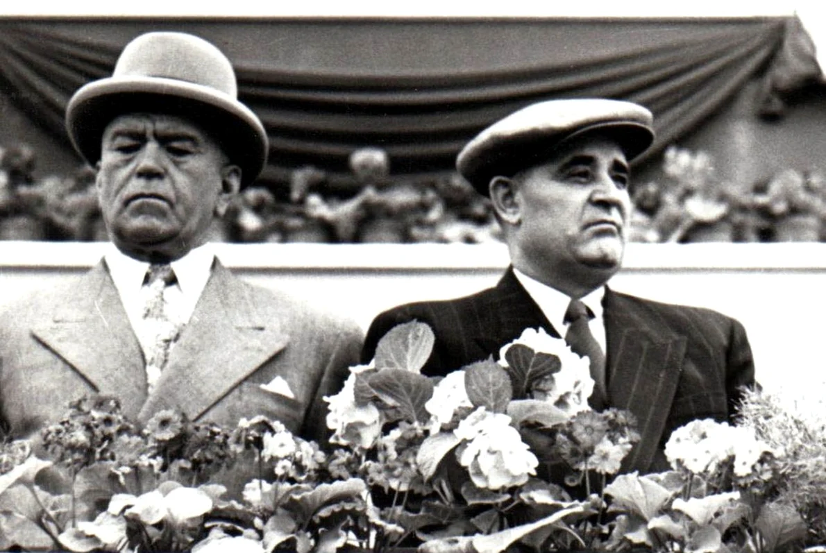 Petru Groza și Gheorghe Gheorghiu-Dej în tribuna centrală din Piaţa Aviatorilor la marea demonstraţie a oamenilor muncii din 1 mai 1953 (© „Fototeca online a comunismului românesc”, cota: 23 (21)/1953)