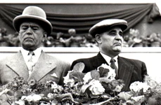 Petru Groza și Gheorghe Gheorghiu-Dej în tribuna centrală din Piaţa Aviatorilor la marea demonstraţie a oamenilor muncii din 1 mai 1953 (© „Fototeca online a comunismului românesc”, cota: 23 (21)/1953)