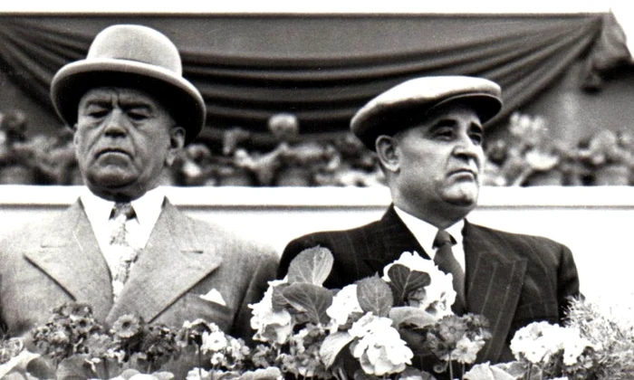 Petru Groza și Gheorghe Gheorghiu-Dej în tribuna centrală din Piaţa Aviatorilor la marea demonstraţie a oamenilor muncii din 1 mai 1953 (© „Fototeca online a comunismului românesc”, cota: 23 (21)/1953)