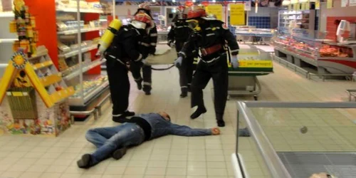 Trei clienţi, aflaţi în magazin, s-au intoxicat cu fum