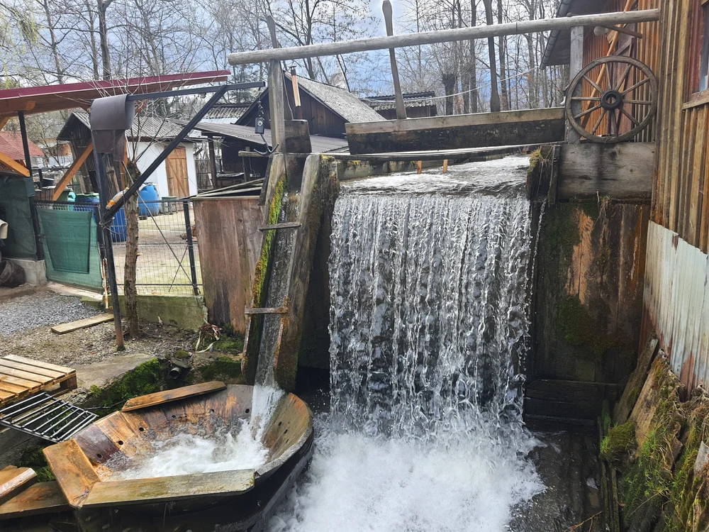 Tradiția vâltorii precum cea de la Moara lui Mecleș din Săcel riscă să dispară. FOTO: R.F.