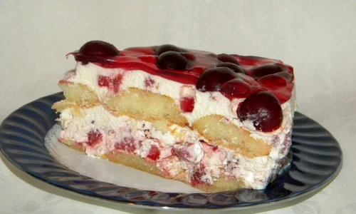 tort cu crema mascarpone capsuni zmeura si visine 15 jpeg