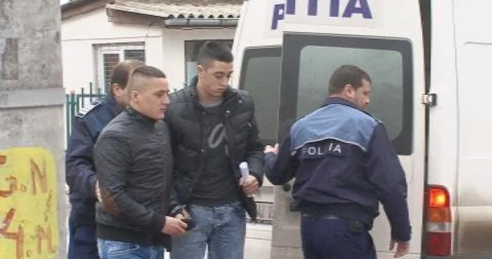 Cei doi agresori reţinuţi au fost duşi la audieri cu propunere de arestare