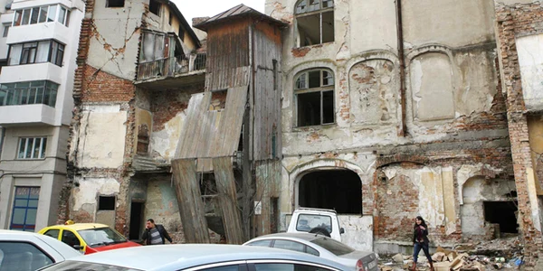 Imobilul de pe strada Domnească 24 este o capcană mortală pentru trecători în cazul producerii unui cutremur