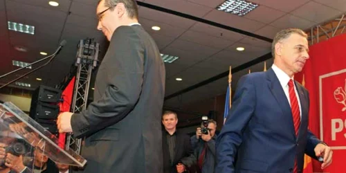 Victor Ponta i-a întors spatele lui Mircea Geoană pe motiv că are alte lucruri mai importante de rezolvat  