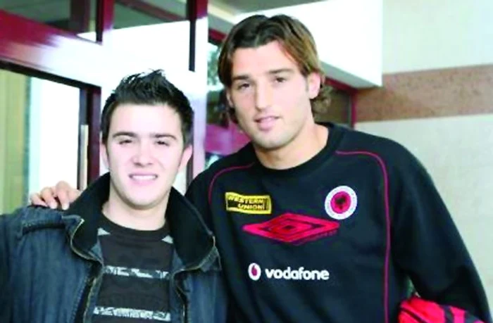 Elsion şi- aşteptat  la aeroport compatrioţii  şi s-a fotografiat cu  vedeta lor, Bogdani