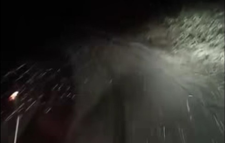 Ninsoare abundentă pe DN 7A, în zona Obârșia Lotrului. Coduri de vreme severă în toată țara