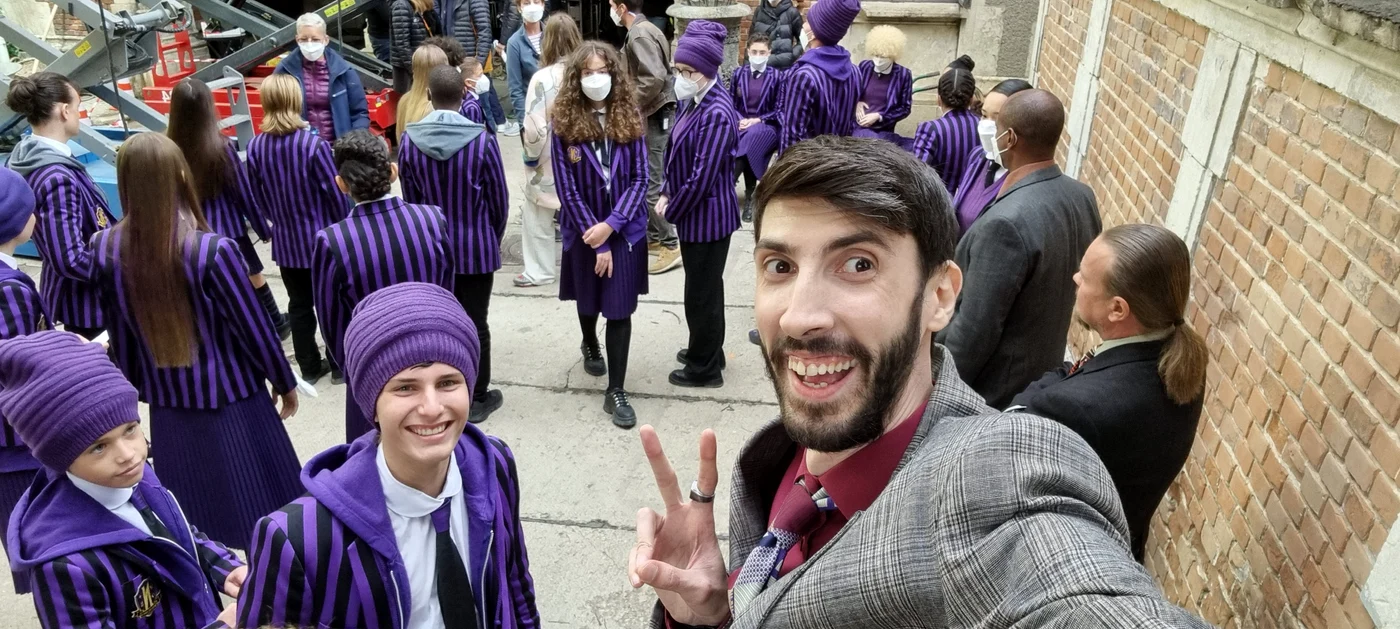 Antonio Satirul, la filmările primului sezon „Wednesday” / foto: arhiva personală