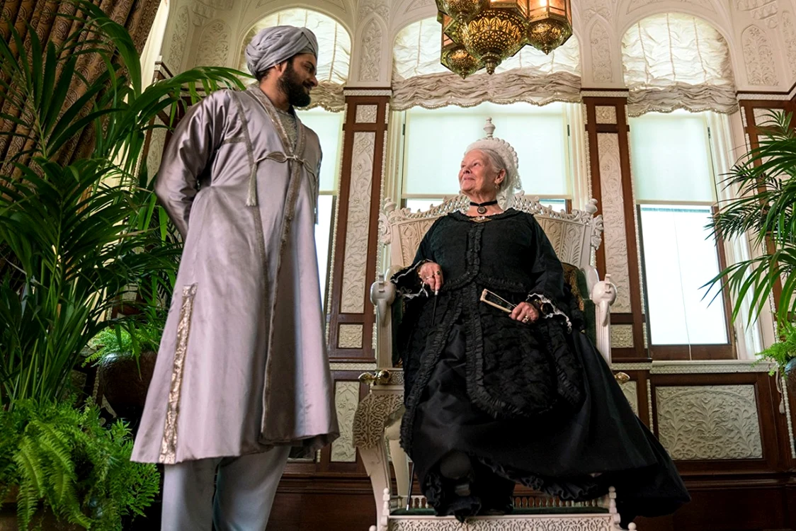 „It’s good to be queen“... Dar şi munshi: Judi Dench şi Ali Fazal, în „Victoria
şi Abdul“