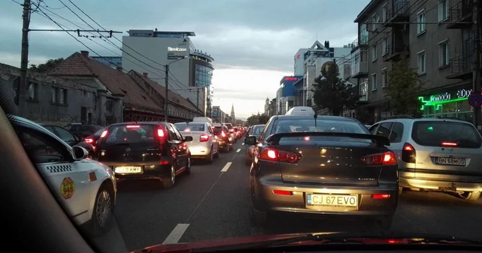 Imagine din ziua de 5 octombrie, din jurul orei 19.00, cu o arteră intens circulată din Cluj  FOTO Info Trafic jud. Cluj/Viorel Octavian Circa