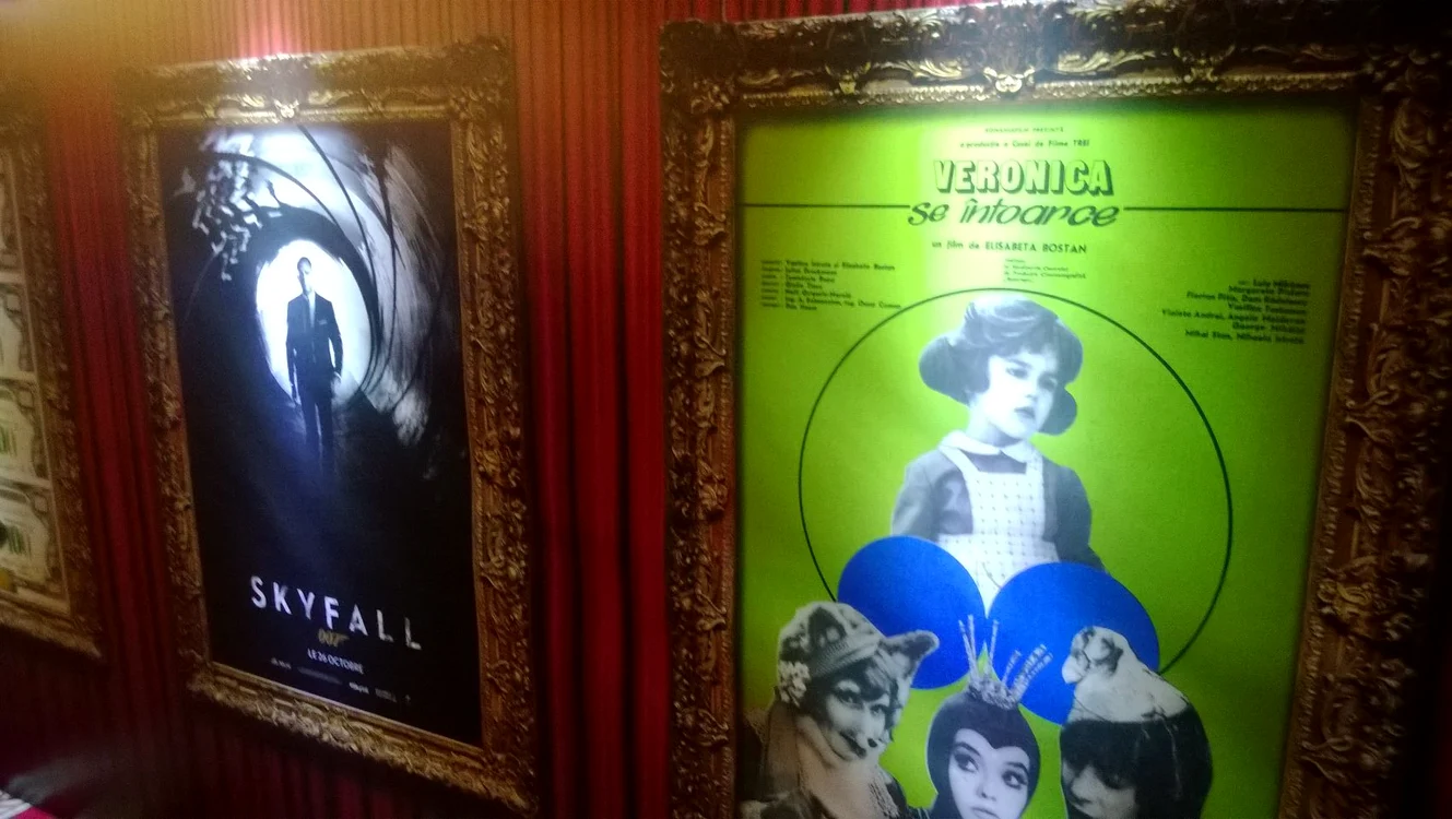 Afişele unor filme celebre au înlocuit pentru o seară tablourile Palatului Parlamentului