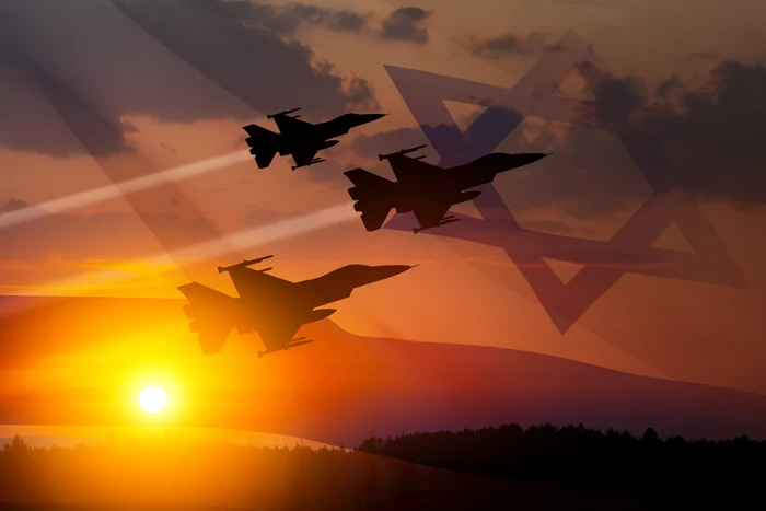 Avioane de vânătoare pe fundalul unui apus și cu steagul Israelului