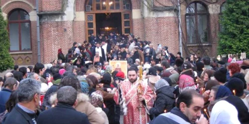 Mii de oameni din toate colţurile ţării au mers la mânăstirea Curtea de Argeş