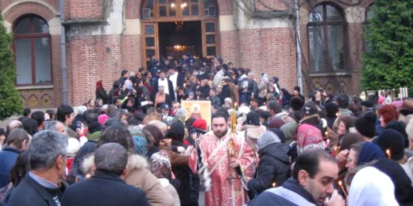 Mii de oameni din toate colţurile ţării au mers la mânăstirea Curtea de Argeş