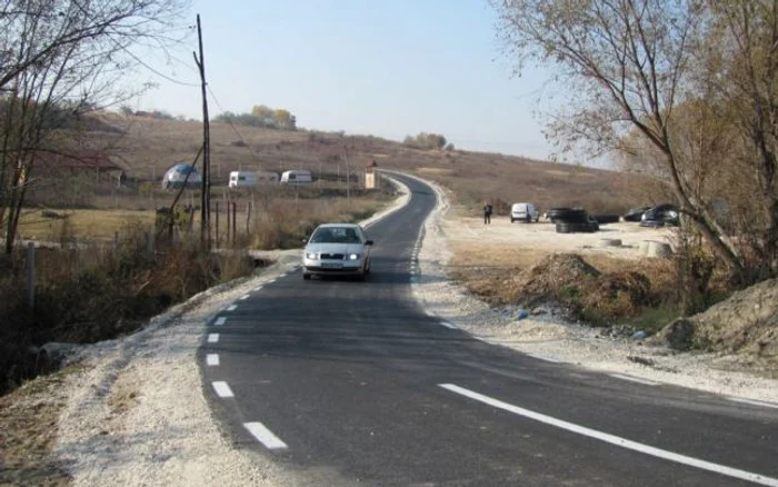 
    Primul drum agricol din țară (fotografii:adevărul)  