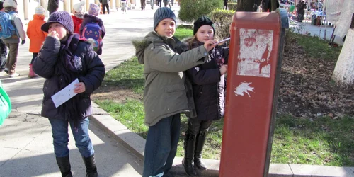 Micuţii puneau scrisorile la poştă
