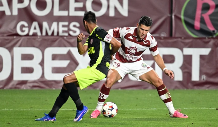Alex Dobre (dreapta), autorul unei „duble” pentru Rapid (FOTO: Sportpictures)