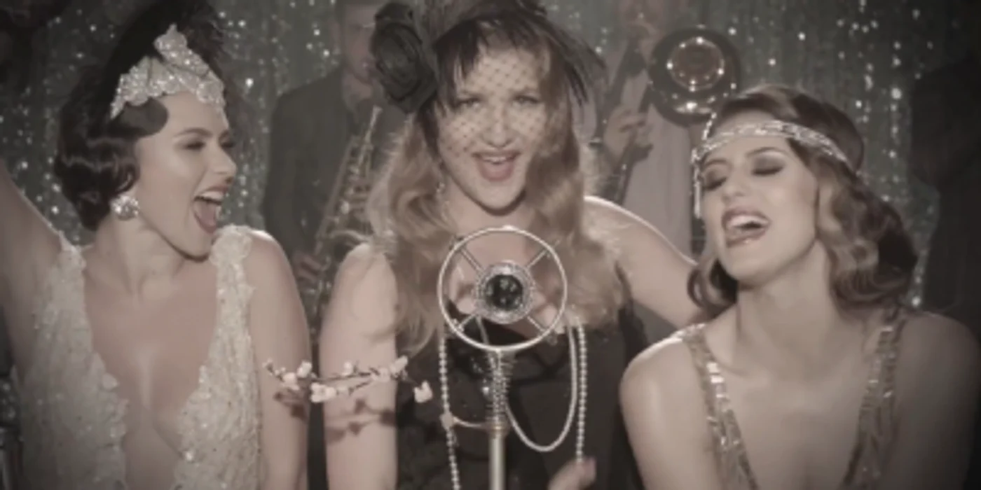 Inna, Dara şi Antonia poartă în videoclip ţinute şi coafuri specifice perioadei interbelice