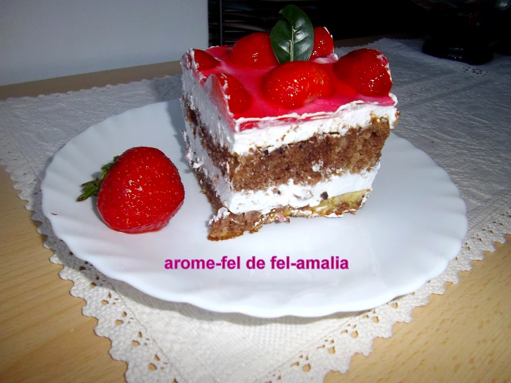 
    Prăjitură pufoasă cu căpşuni  
