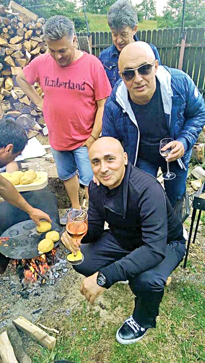 
    Marcel Pavel s-a cinstit  cu fratele lui (dreapta)  și cu prietenii  